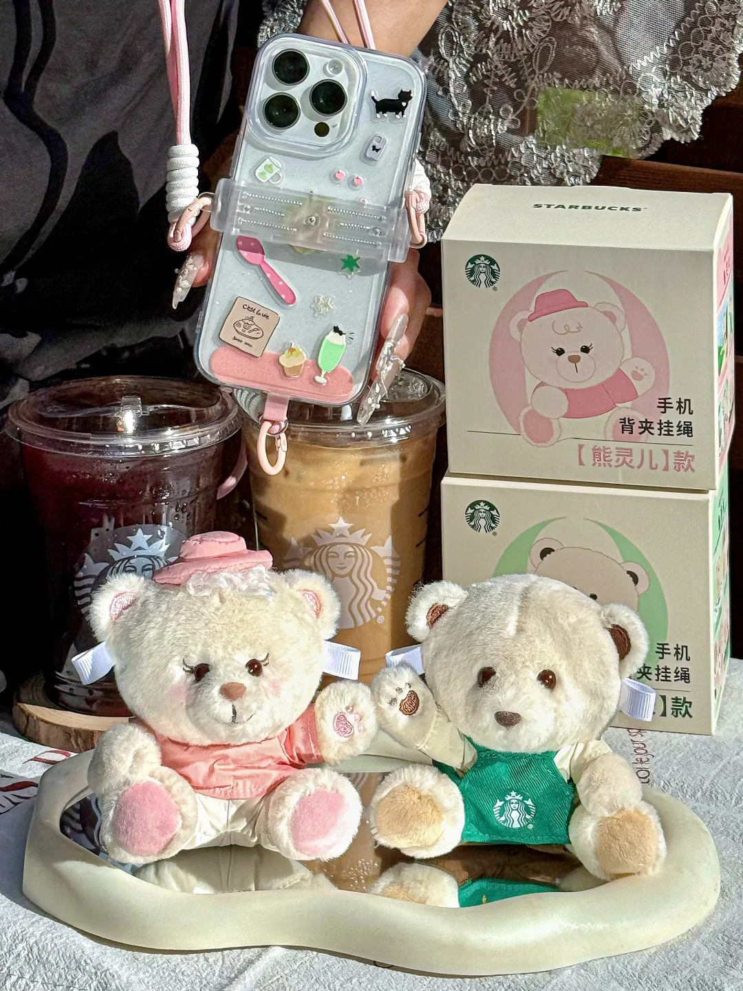 星巴克出来挨夸！！手机背夹挂绳好实用。。。