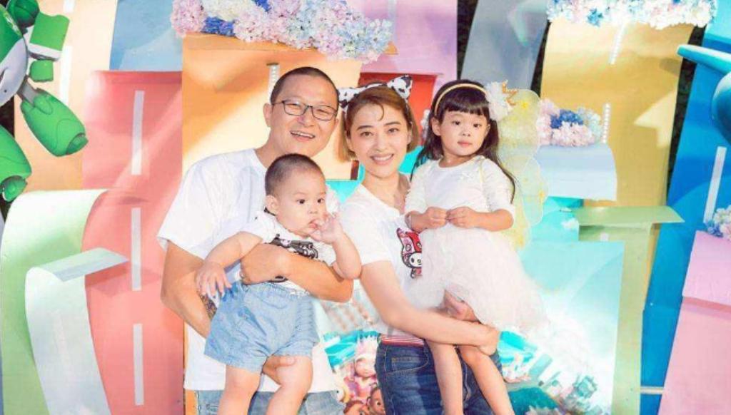2013年，梅婷生孩子时羊水栓塞，生命垂危，医生问家属：“救大人还是救孩子？”关