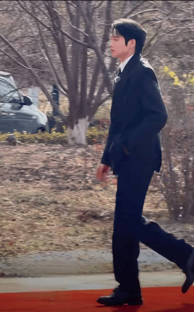 魏大勋进去daddy出来baby 两身衣服反差感也太强烈了完全像两个人