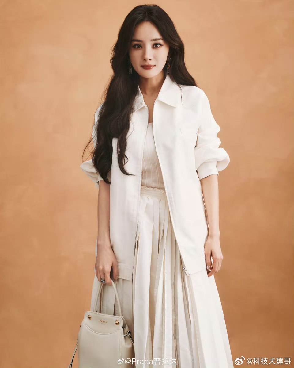 Prada全平台认领杨幂杨幂不愧是顶流！ 