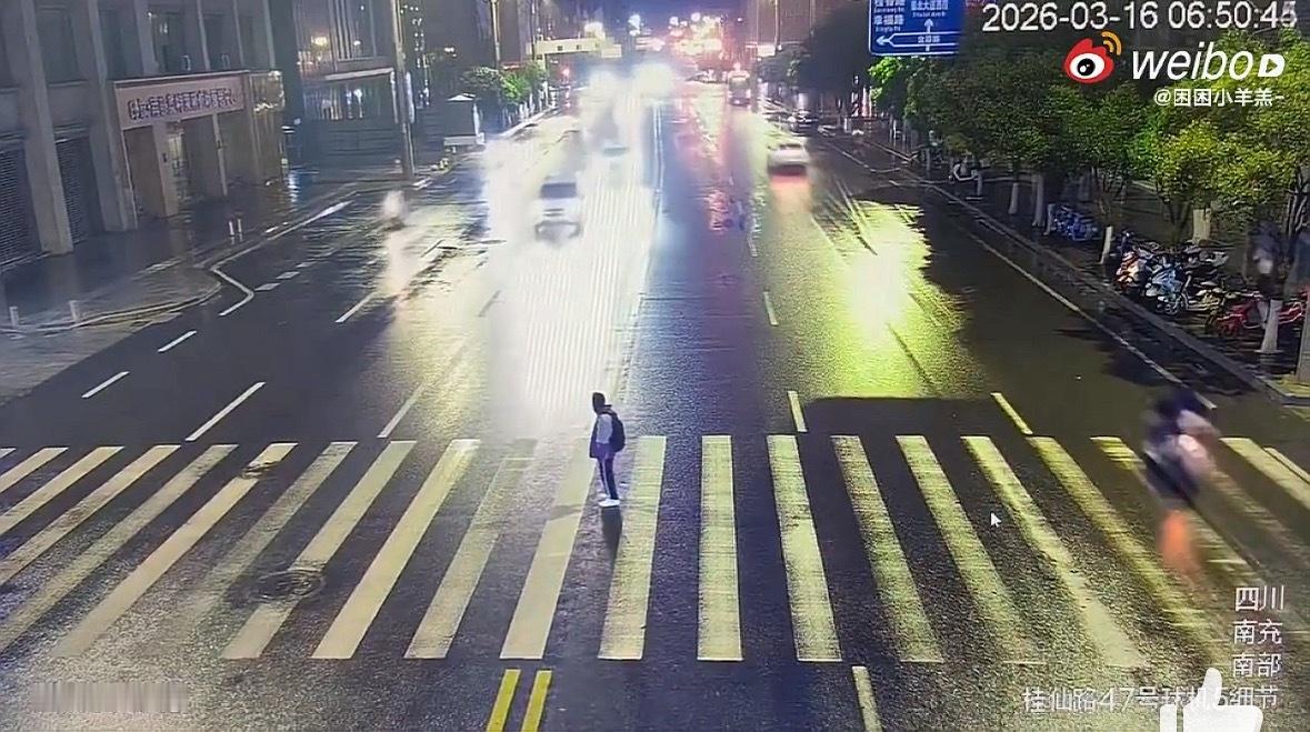 高中生斑马线过马路被撞飞身亡太惨了，这孩子在斑马线上走到了路中间（等车少了继续通