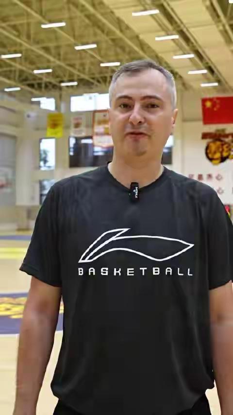 欧洲冠军教练也可以输顾全菜鸟教练[笑哭]
广东宏远俱乐部热身赛81：89输深圳马