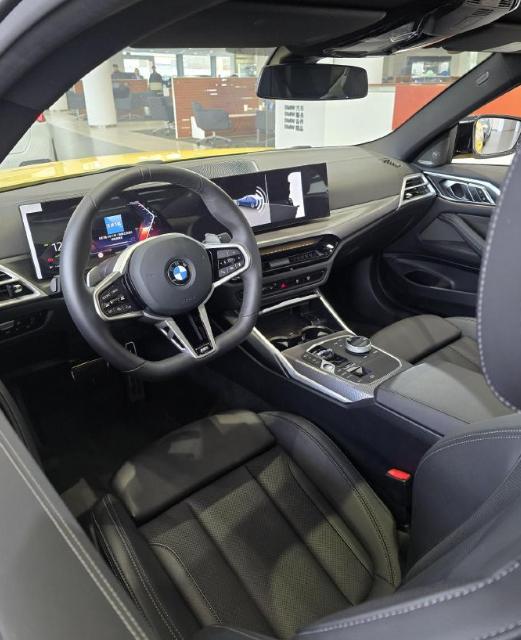 宝马4系的外观十分漂亮，但内饰基本上没有什么特别的，我感觉跟3系差不多，大联屏是