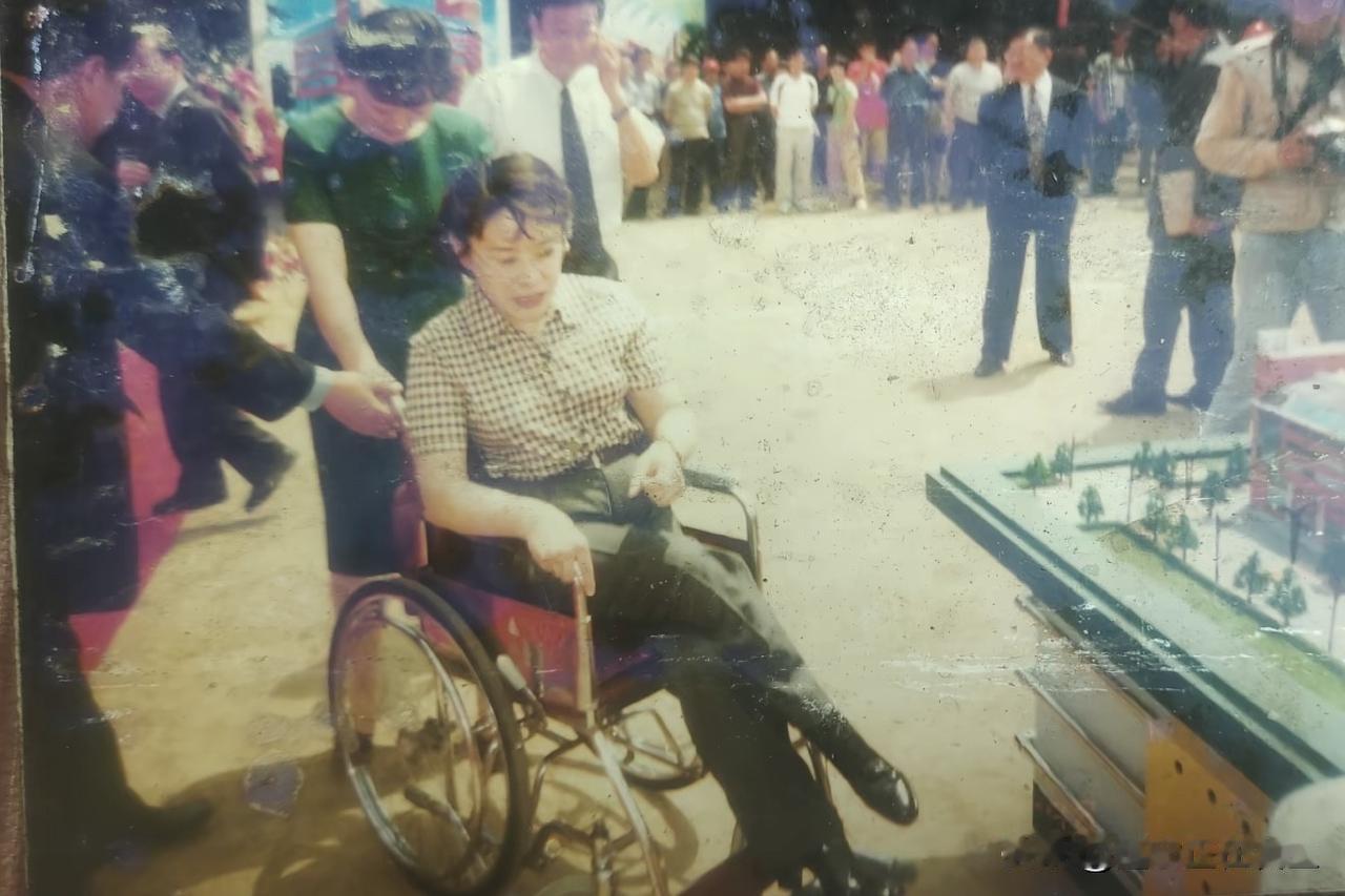 老照片：2002年张海迪为沈阳残疾人工程奠基2002年5月18日，张海迪携新书《