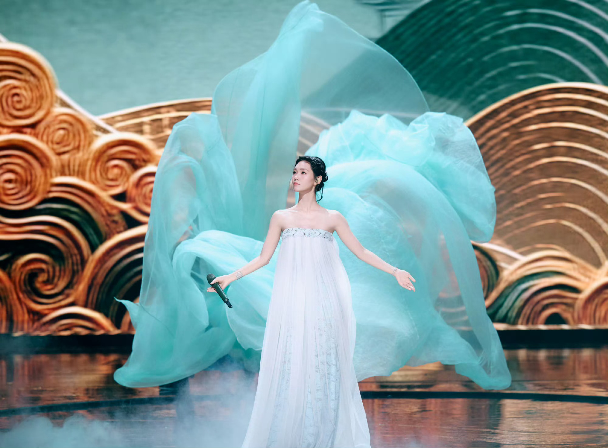 段奥娟演唱凡人段奥娟唱《凡人》，现场超稳。开口瞬间，追更的记忆汹涌而来，每周等更