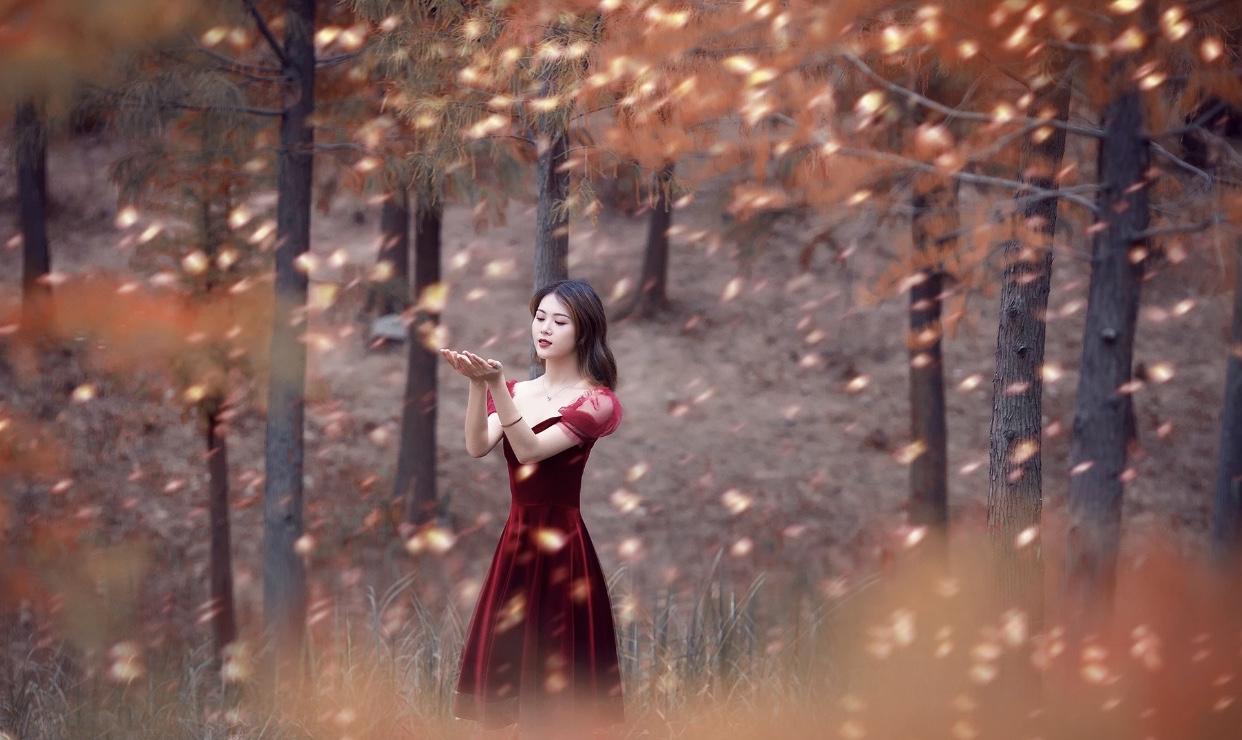 秋意正浓时，红衣美人总能成为一道独特的风景。
想象一下，在秋之旷野，凉风轻拂着秋