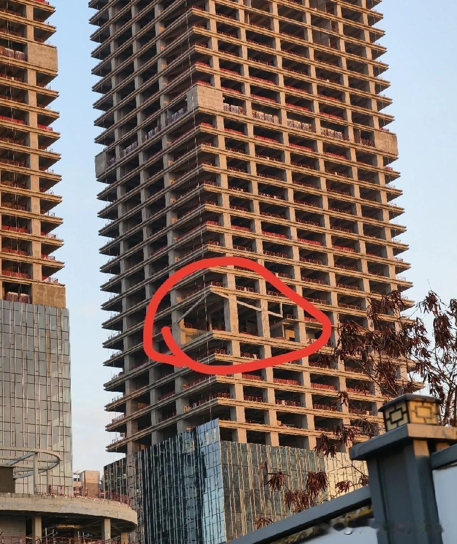 不懂就问 这里为什么是歪的？？？
 
上下班天天瞅这栋在建写字楼，别的楼层都板板