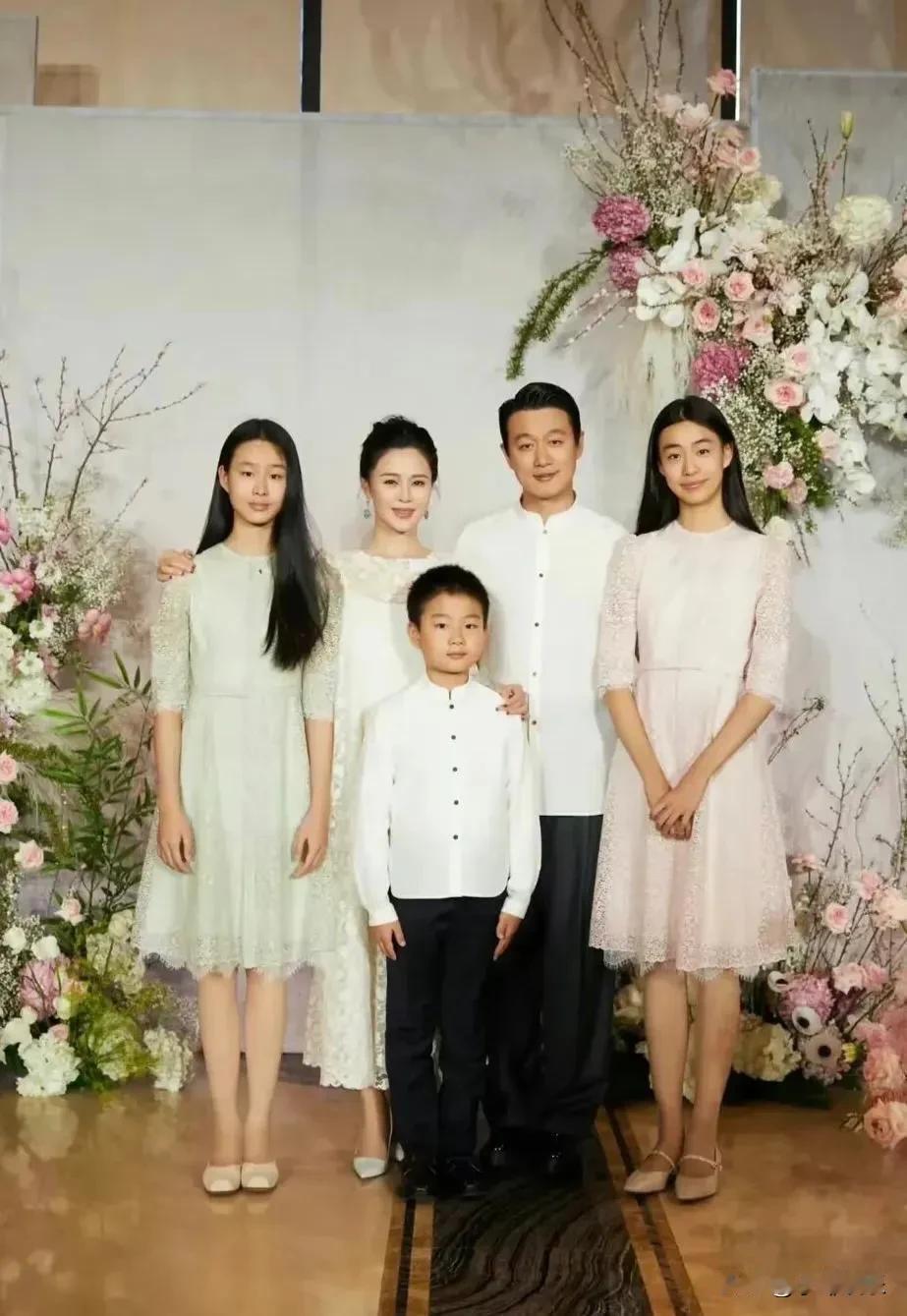 娱乐圈最幸福的一家人！
佟大为一家五口展现出的幸福画面成为了众人瞩目的焦点。这个