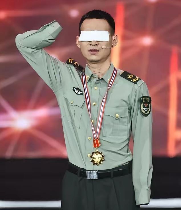 有人给杜富国算了笔账:月津贴了万2，国家分了180平的房子，水电燃气全免。这笔账