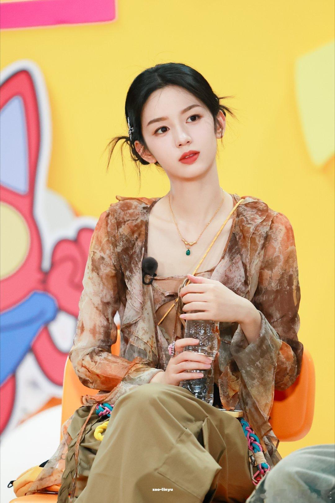 #周也[超话]#是的没错周也就这么水灵灵的又美了[爱慕]在新综艺里玩得开心哦！ 