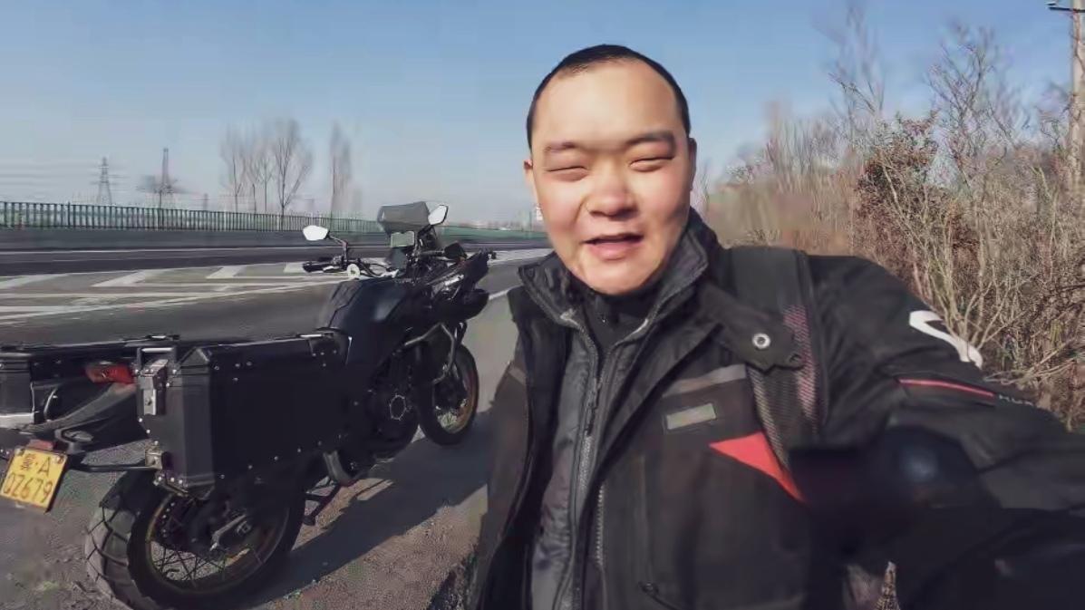 🔥太燃了！昆明小伙骑摩托回石家庄，2300公里狂飙回家过年
    22岁小伙