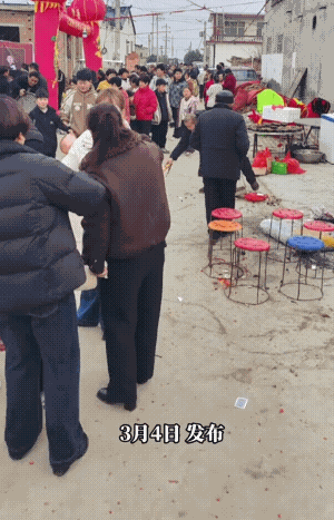 发视频者说，邻居家孩子结婚，女方亲戚来了三四百人。
皆有可能女方家是大户，更有可