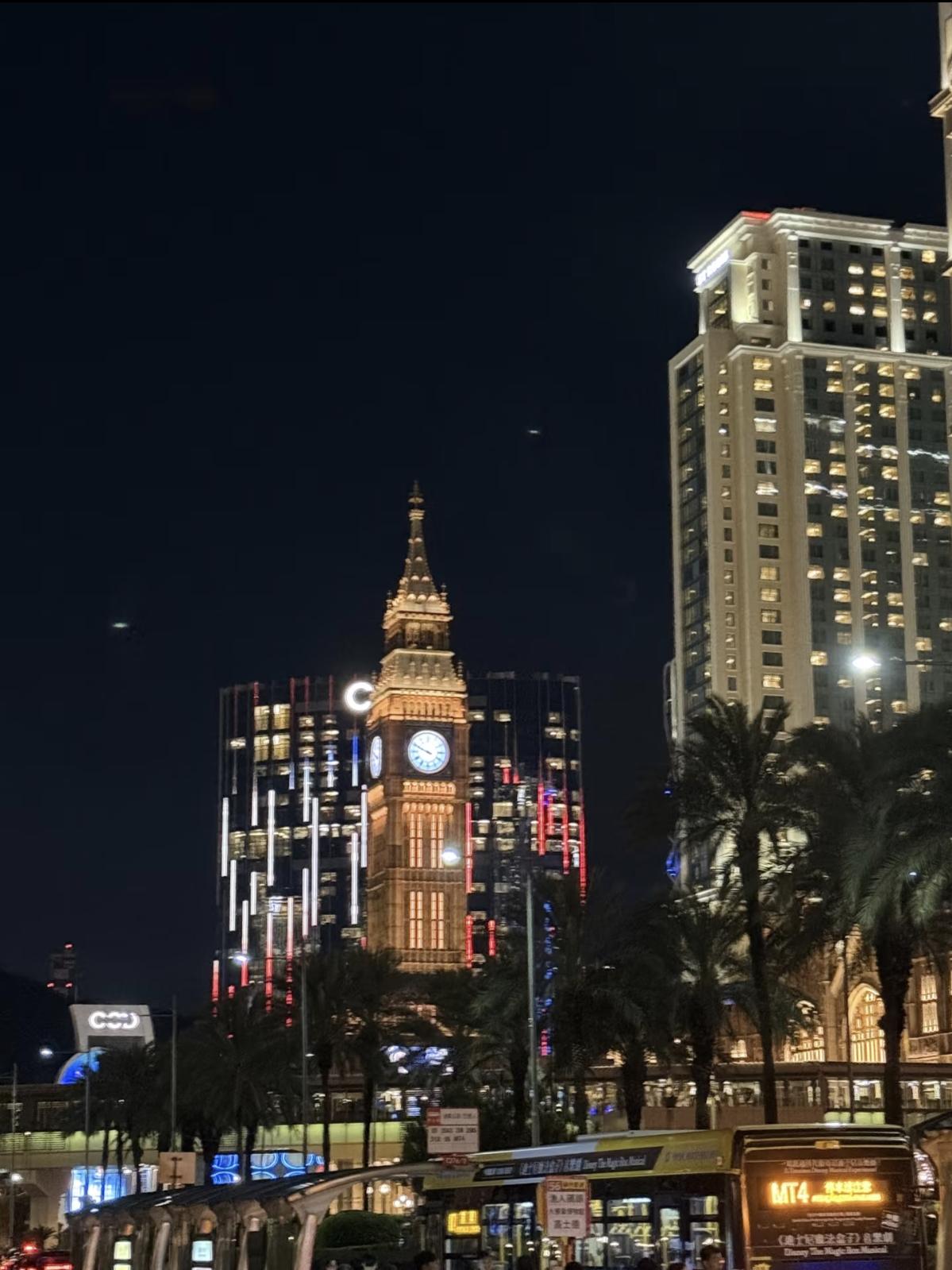 人到了中年，
最大的失落，是
过年走亲戚，
越走越像打卡交差。
 
小时候盼走亲