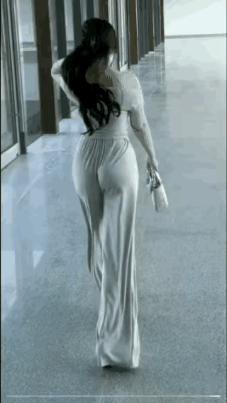 走起路来一扭一扭的，很正啊