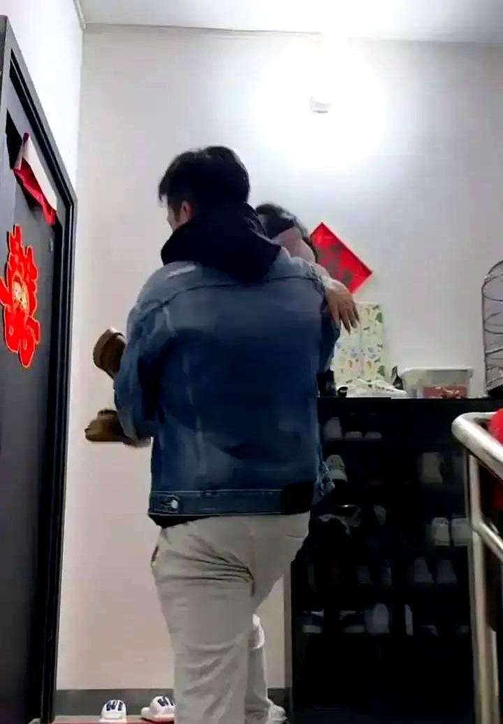 “那你们去超市买。”她说完这话，直接把链接下了。
 
弹幕刷屏了，“楼下超市比你