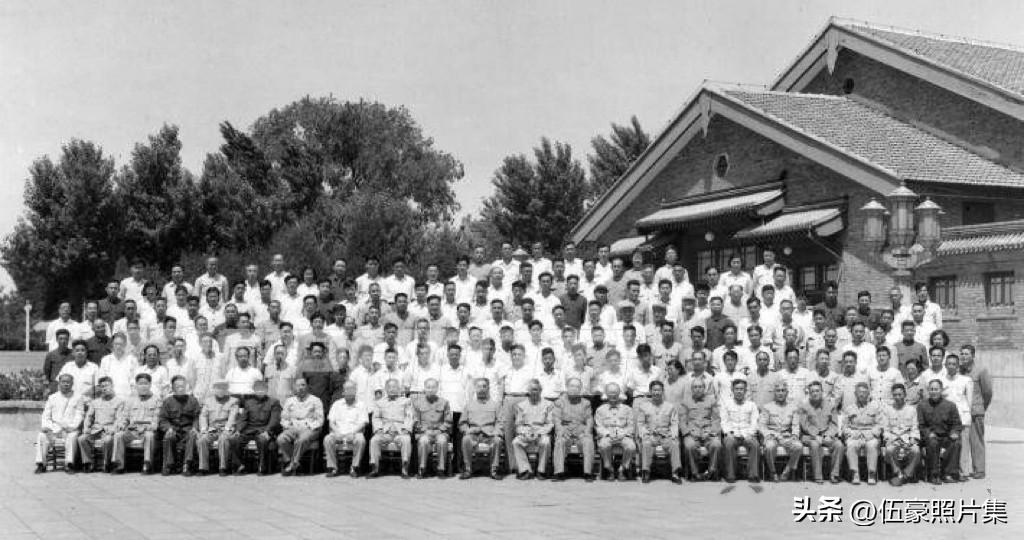1964年6月5日，周恩来总理接见出席全国财贸政治工作会议的全体代表。当时会议核