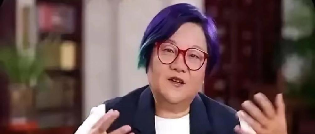 洪晃一句话，把俩“名媛”的底裤扒了。
​​她说，田朴珺、杨澜把欧美礼仪当圣经，连