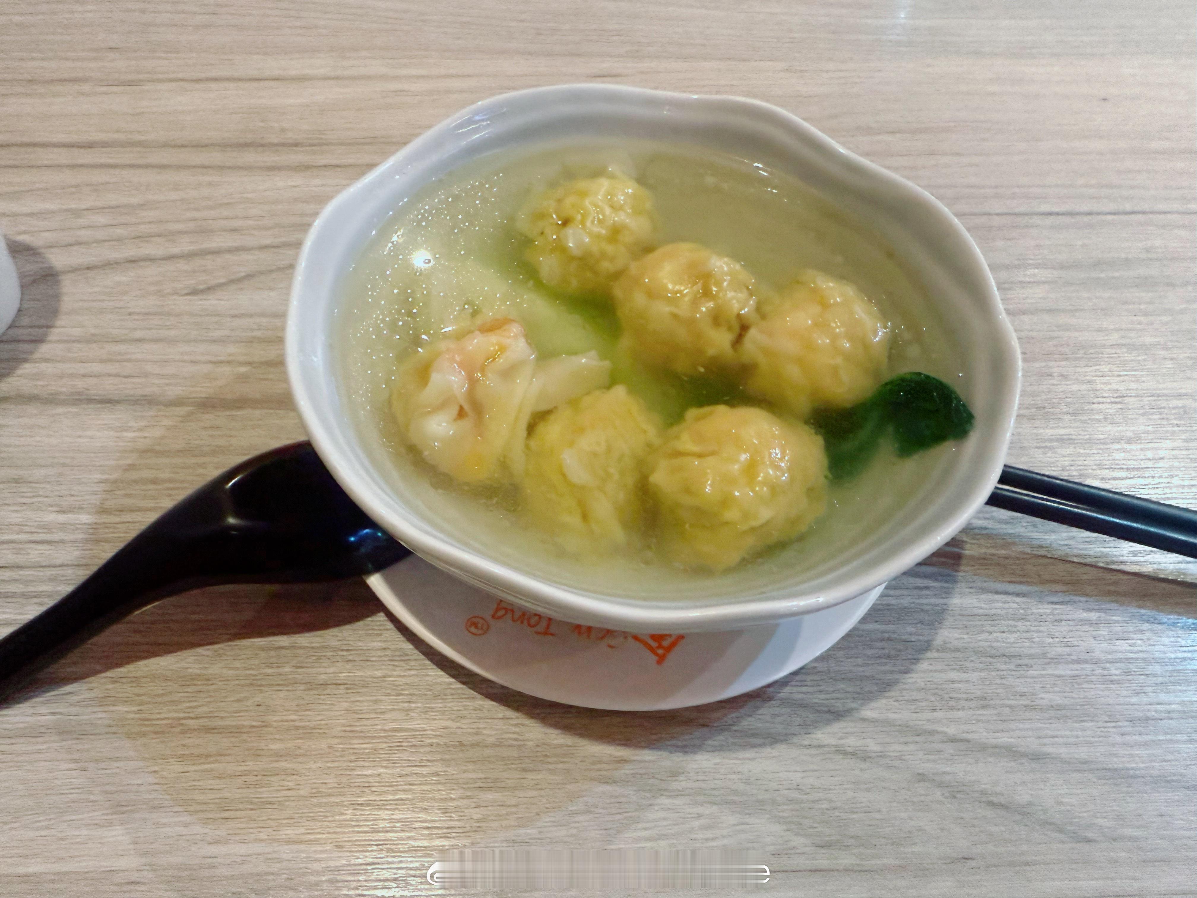 不舒服，打算喝个馄饨汤，但这是馄饨吗？个儿太大了吧