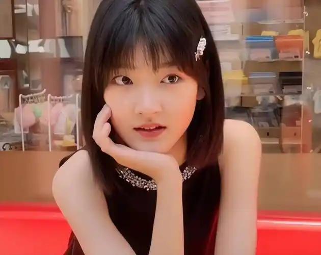 不愧是童星，演出了小女孩的机灵，精明，任性。

《隐身的名字》里，任小名和妈妈及