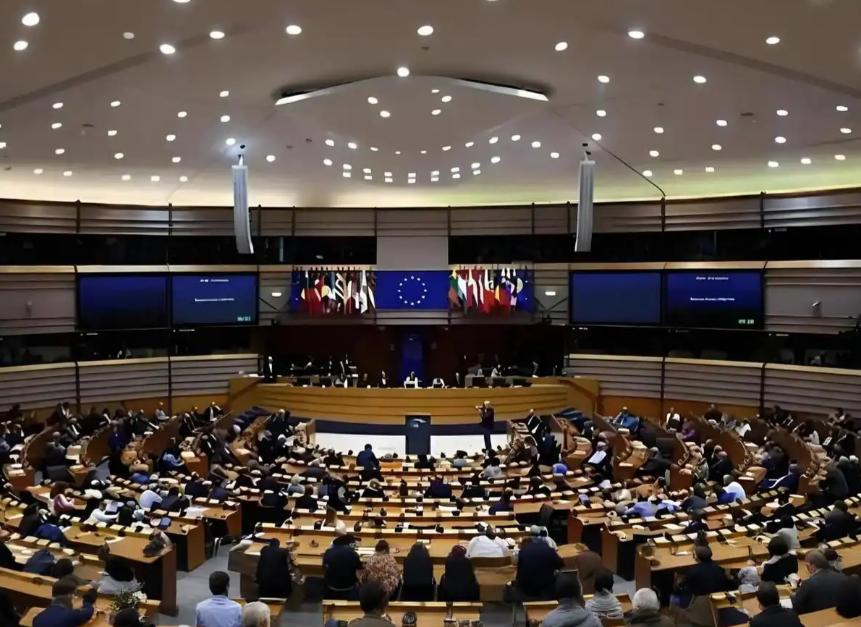 立陶宛这是不装了。9号，立陶宛国家电视台证实，那两个说过“自费也去”的议员维格莱