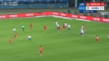 镜头长时间的给到了离场时的王国明，郁闷懊恼写满脸上，嘴里仍念念有词，甚至至此还有