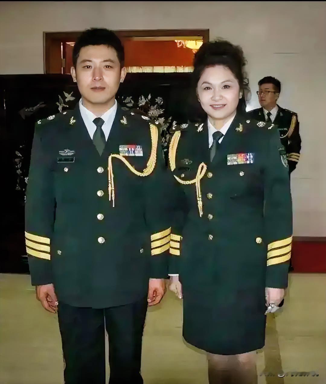 仔细看，小品演员孙涛穿上军装真是又帅又抢眼！而站在右边的美女是谁？看她细眉飞扬，