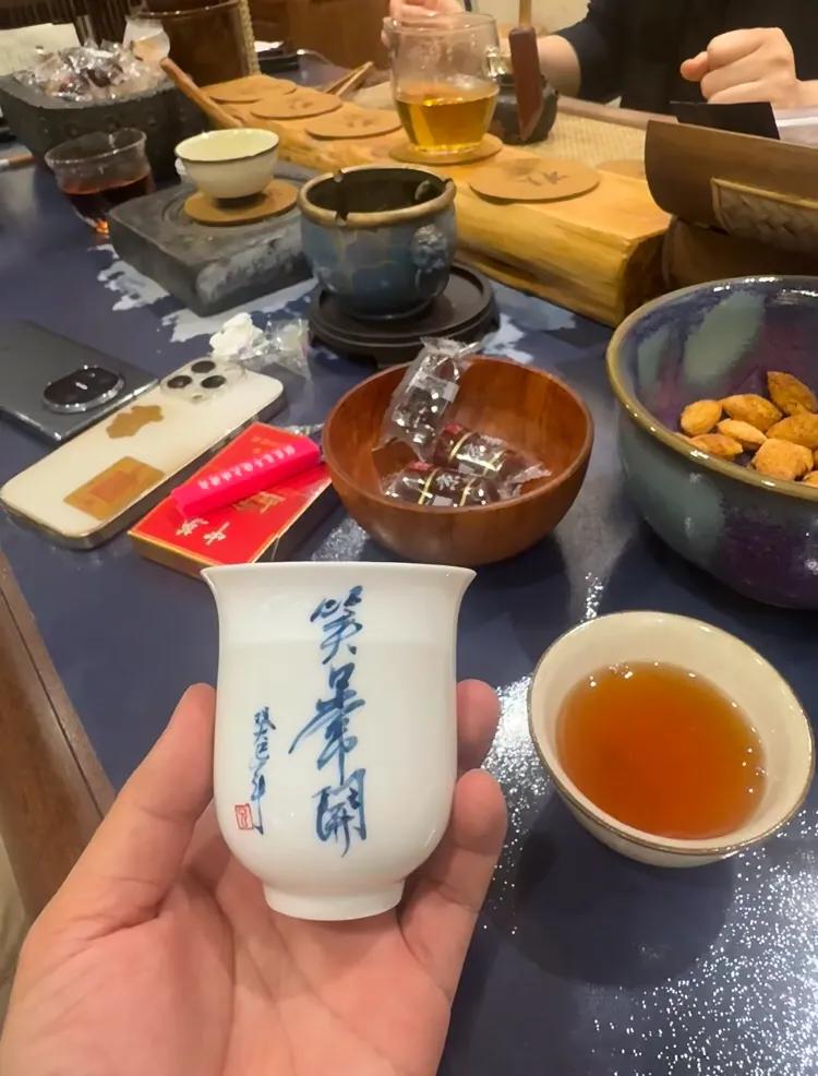 围坐茶桌掏真心话，卸下日常伪装聊得酣畅淋漓。