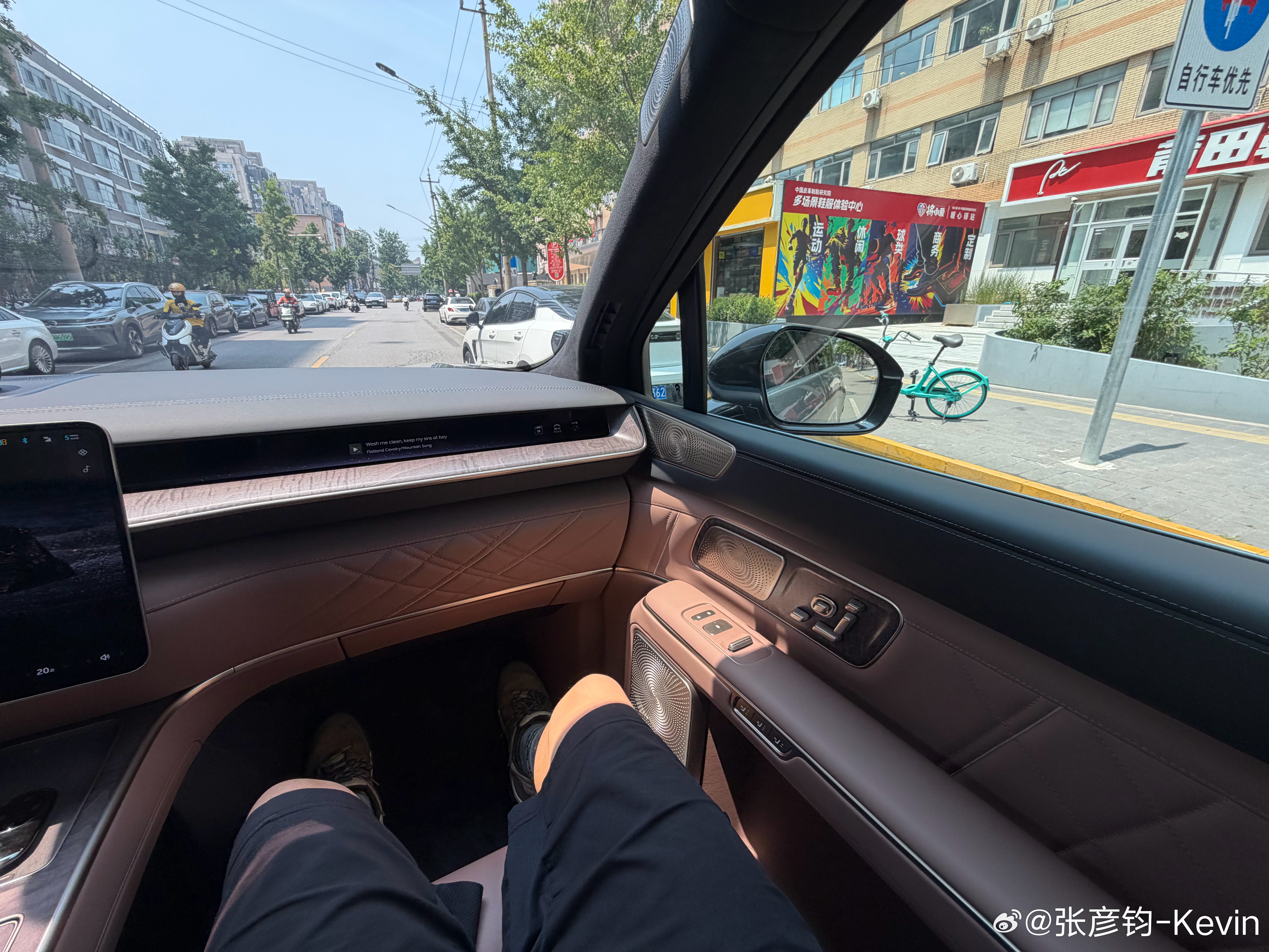 蔚来ES9这车前排副驾空间感真好，有点像MPV的第二排了，感觉哪哪都离我很远，窗