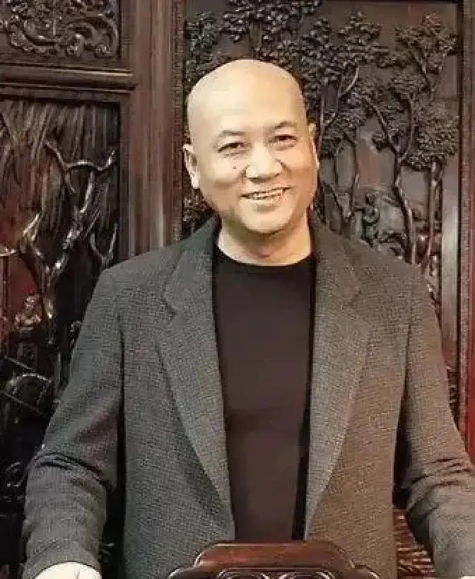 小时候看西游，只觉唐僧都是白白净净。

长大重刷，才发现迟重瑞一站那儿就像真方丈