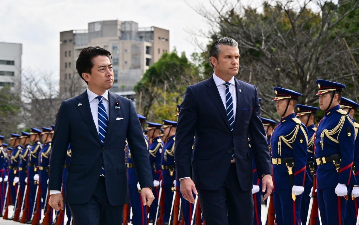 废话王子小泉进次郎在成为防卫大臣之前，曾经被民众调侃为卖饲料的顶级官三代，她的妻