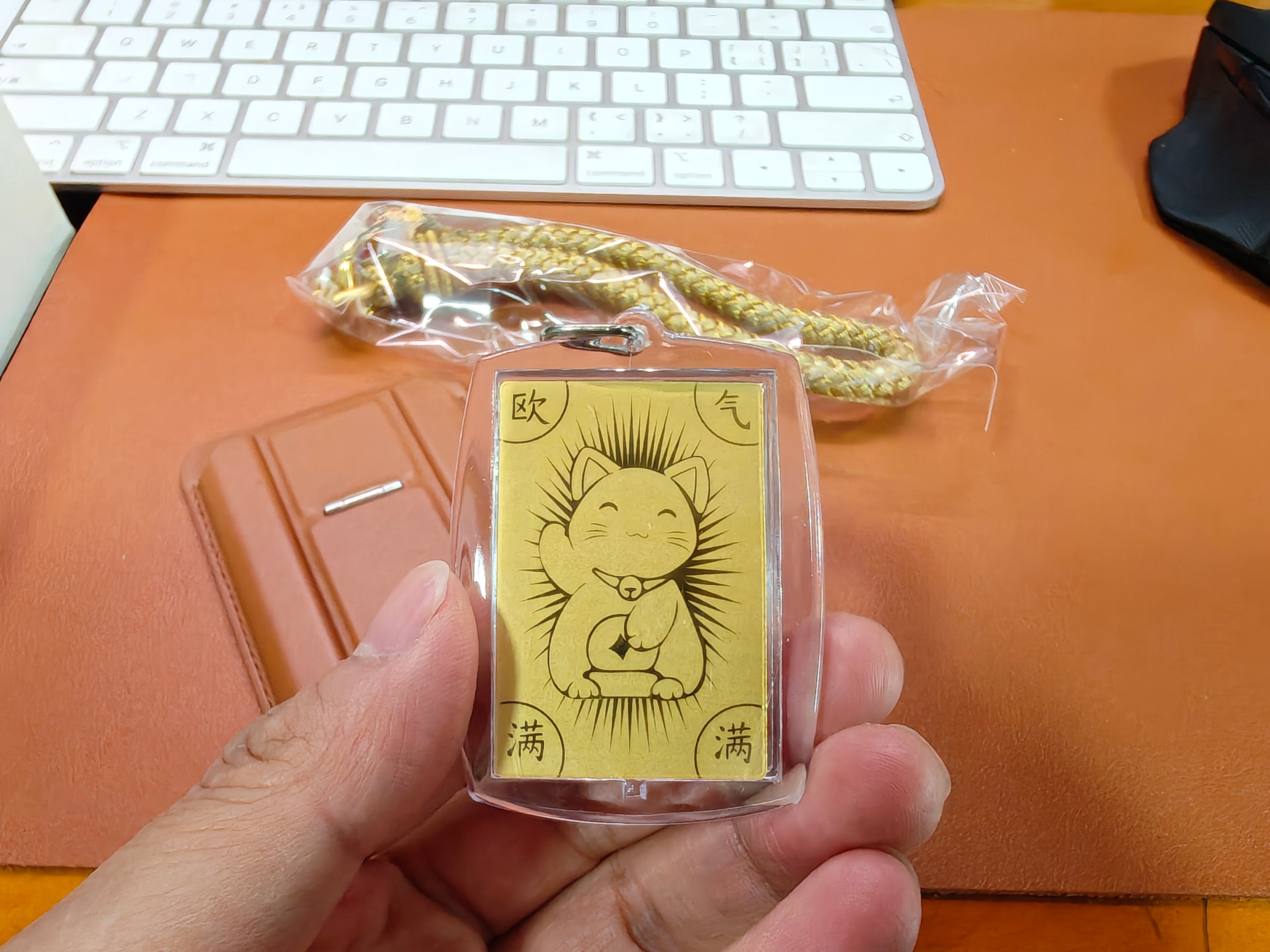 抽奖送金子！早上收到个礼盒应该是预定 N5 送的，打开一看，好家伙，0.1g足金