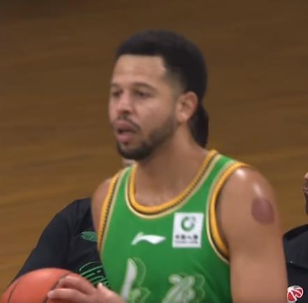 哈维这场手感冰凉三分球8投0中，辽宁男篮这三个小外都不合格，打弱队还可以，打季后