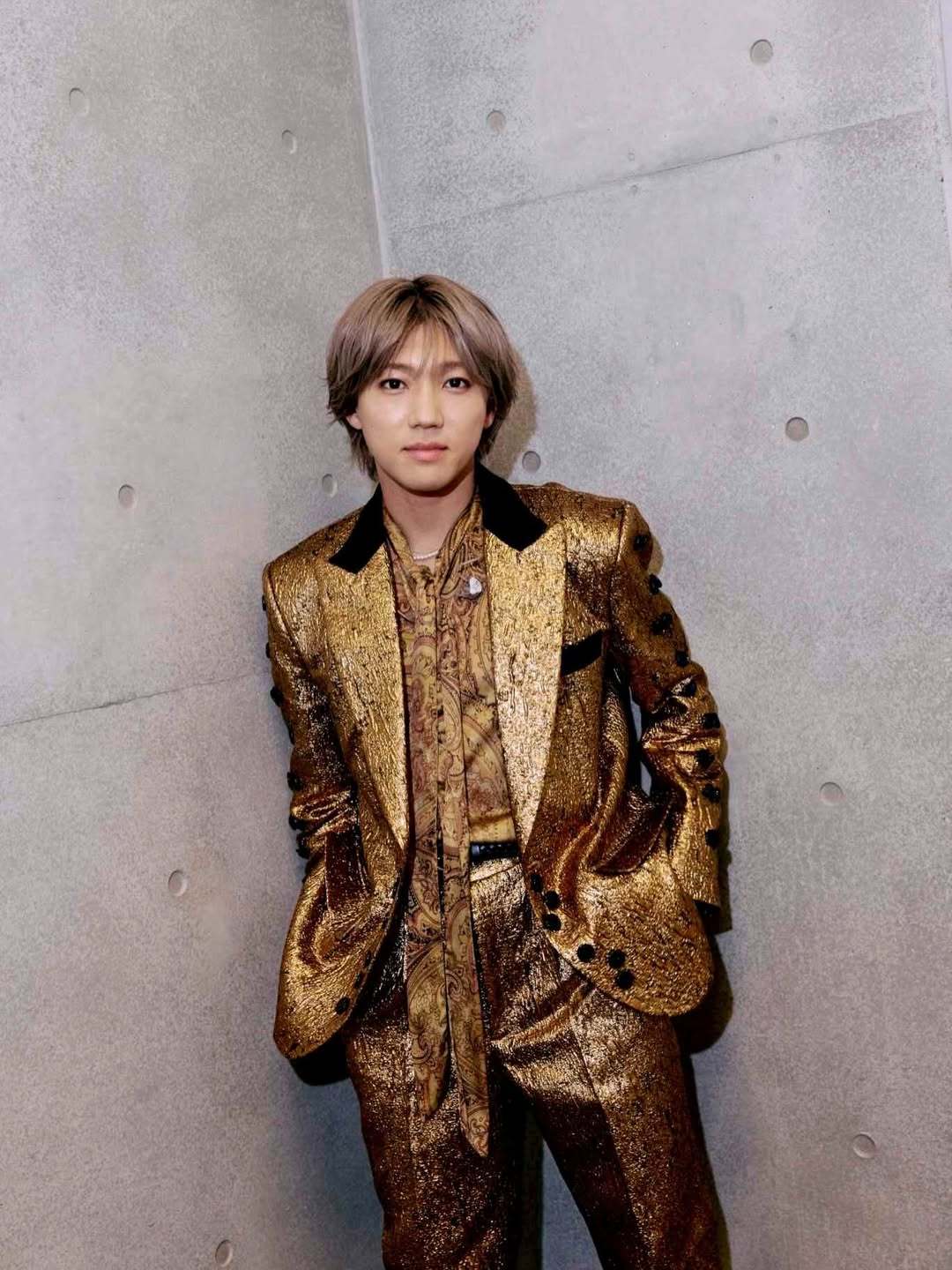 安井謙太郎久しぶりに「衣装」的なものを着た。anniversaryっぽくていいね