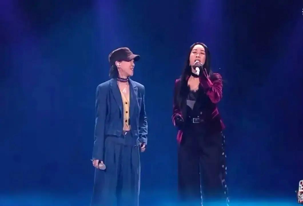 两代天后同台，一秒撕裂耳膜
 
那英一开口，酒味冲喉。窦靖童接棒，空气瞬间被抽空