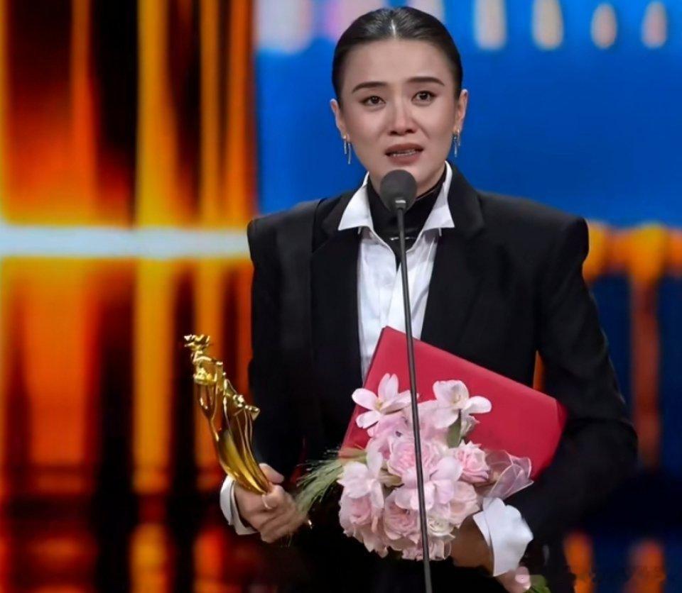 宋佳凭《山花烂漫时》张桂梅拿下第35届飞天奖优秀女演员奖。成为了内娱首位凭同一角