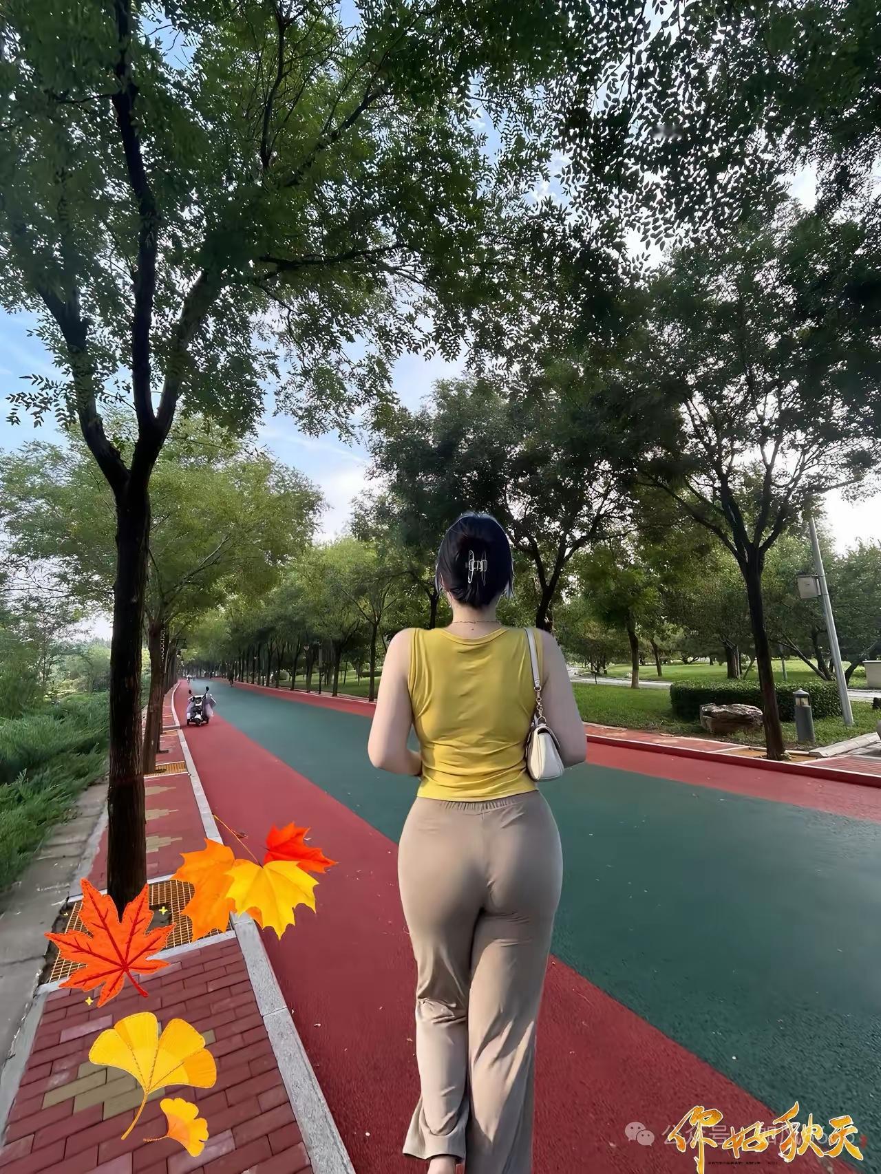心境与秋同行，一边成熟一边丰盈。

世人常叹秋的萧瑟，可真正读懂秋天的人，都明白