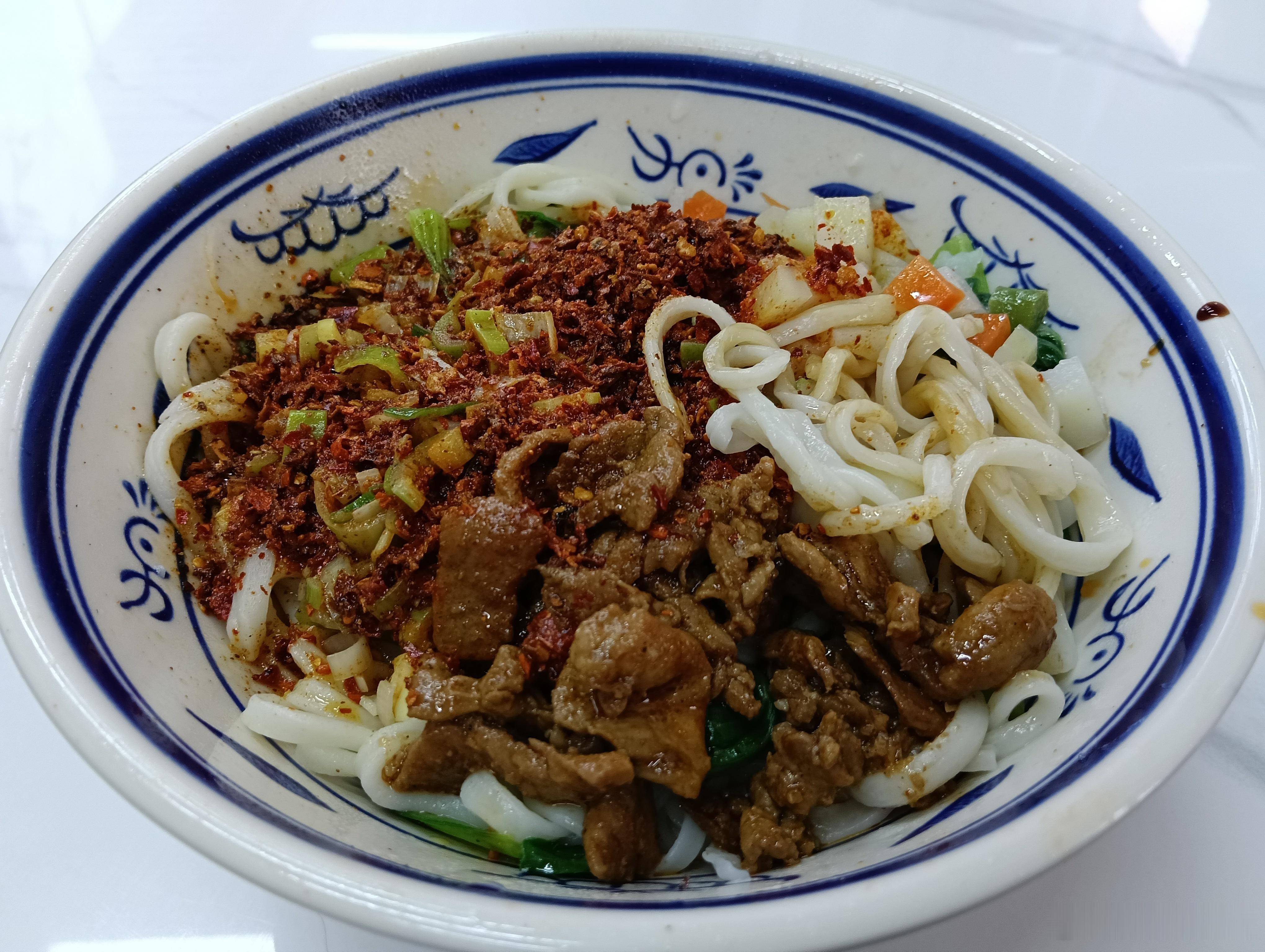 【夏至：吃碗长面】夏至白昼最长，日光抵达极致，蝉声四起，盛夏登场，万物热烈生长。