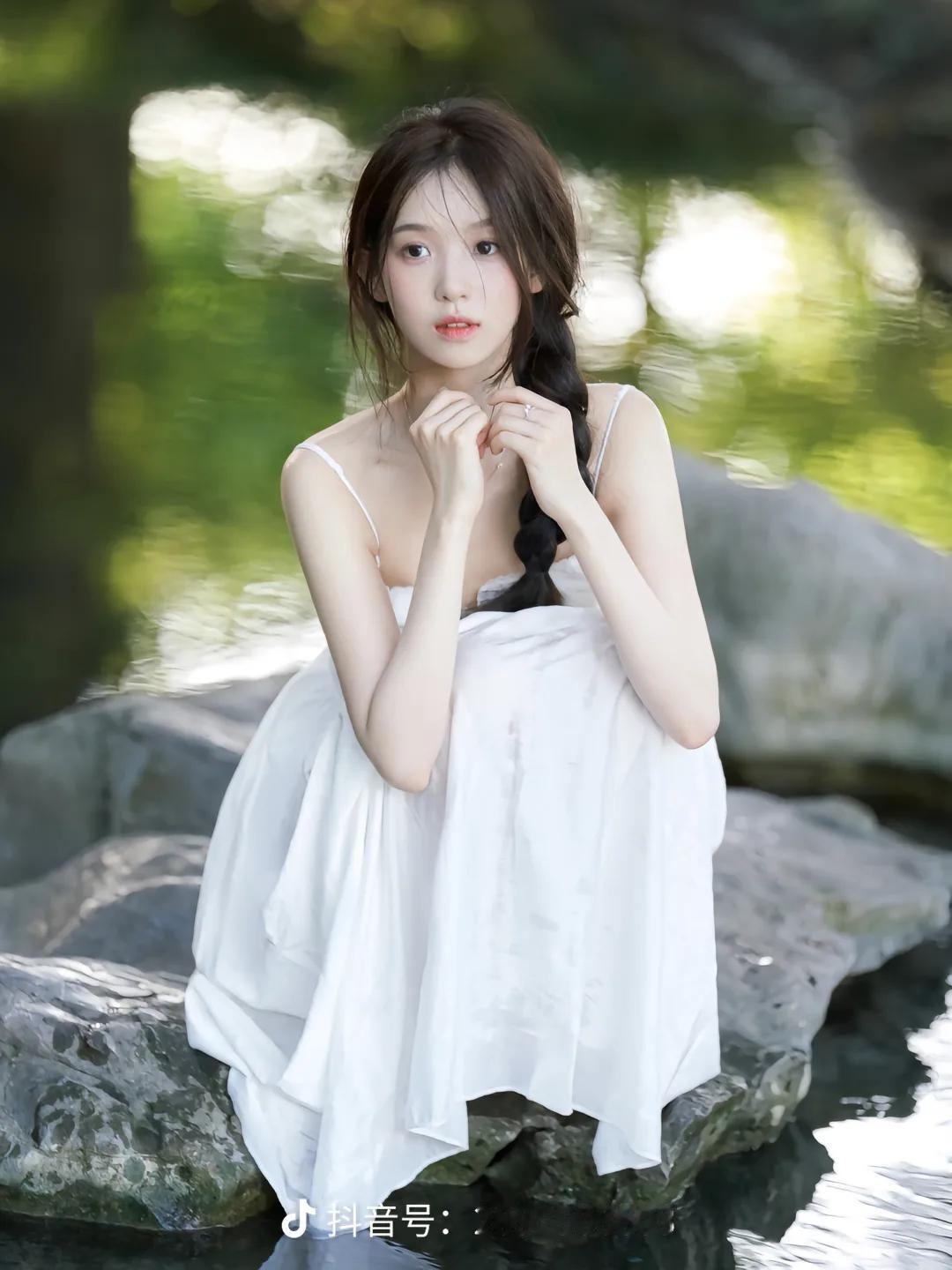 古风长诗·溪居遇仙
林光初醒透溪纱，石畔幽栖有素华。
素衣垂处波心软，纤手分时玉