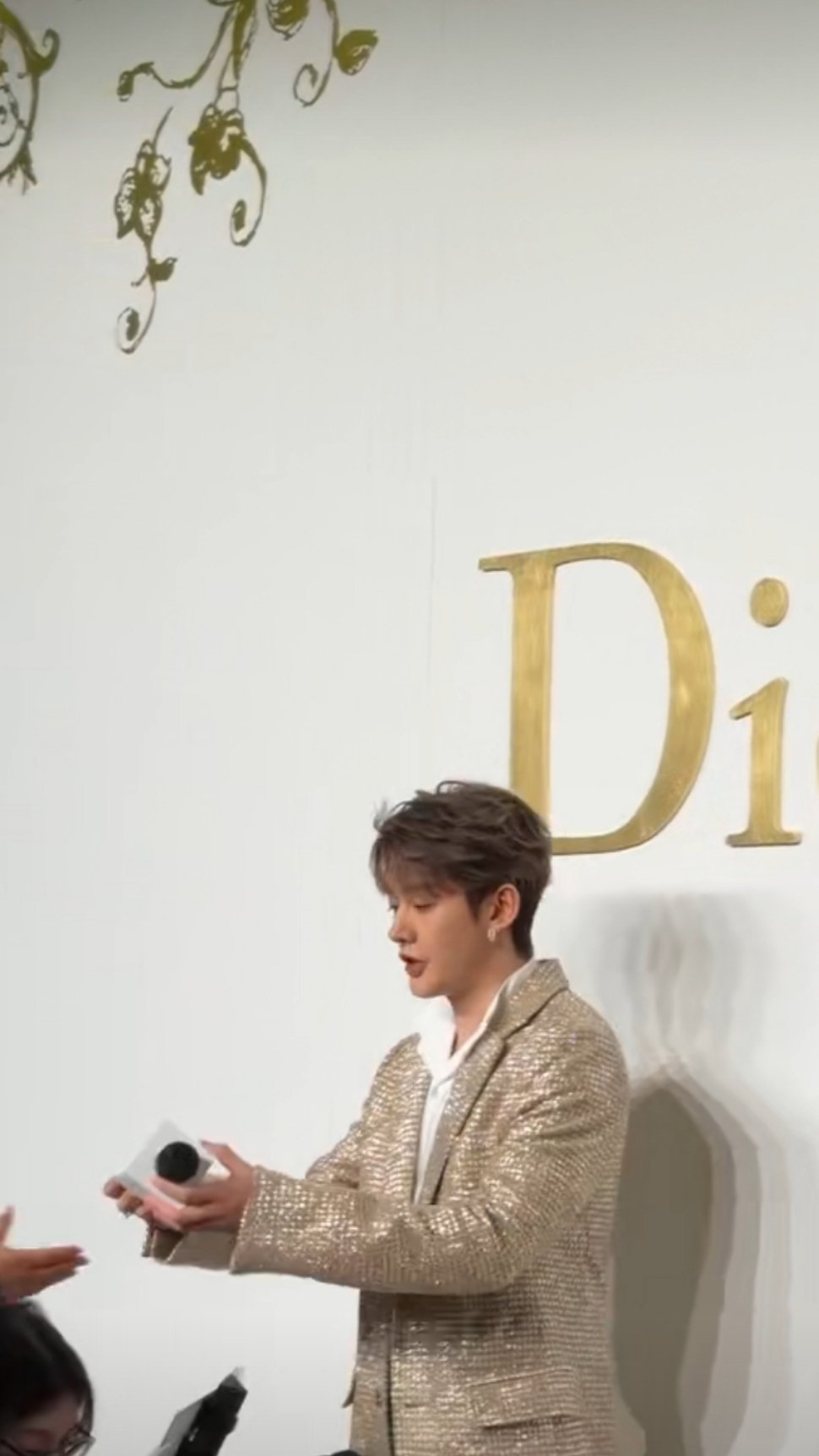 今天邓为参加迪奥的活动有一个细节，我注意到了，就是他采访完毕的时候，给工作人员递