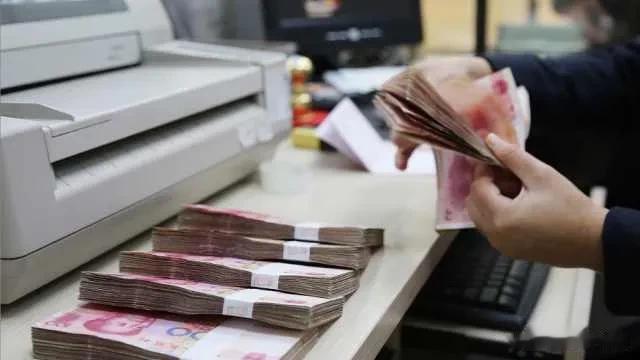 福建建宁，男子取钱时，银行柜员不小心多给了男子1万元。事后，柜员向男子索要，男子