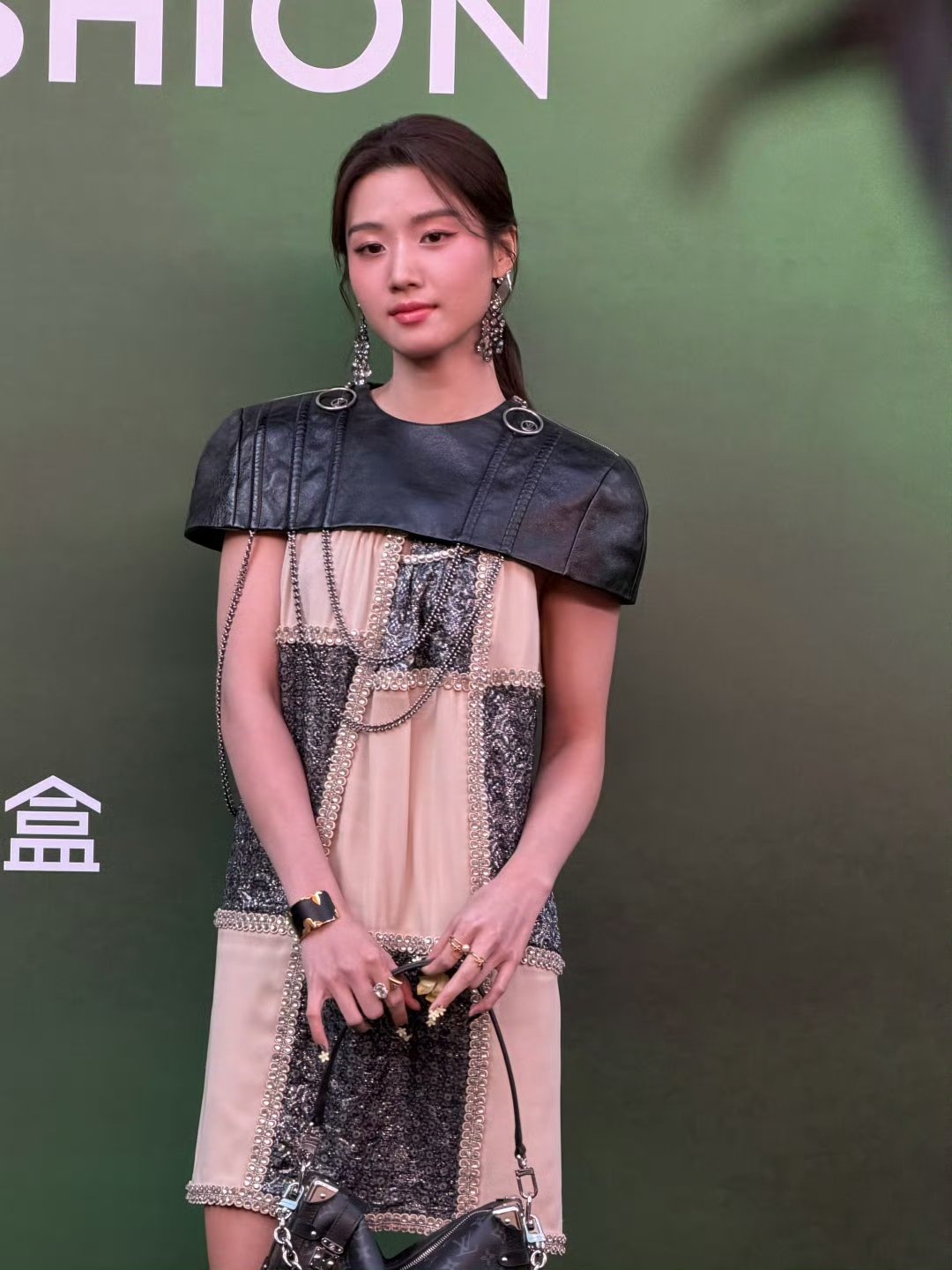 卢昱晓vogue盛典妆造卢昱晓vogue妆造这妆造是在搞什么😤 ​​​