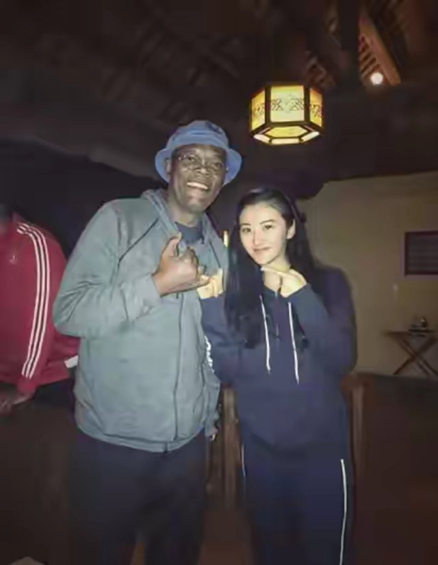 景甜长相甜美，她和贝嫂合影看起来不甜了，大概是被贝嫂的辣妹气质传染了吧。 ​​​