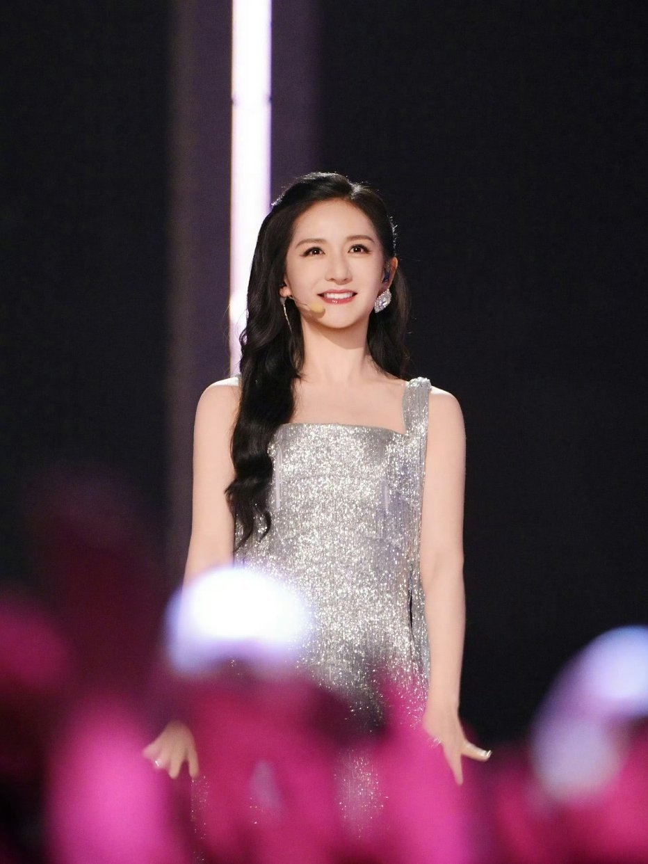 谢娜李晟重温姐姐宿舍谢娜李晟比心合照娜就聊姐姐老朋友同框氛围感直接拉满🥰！谢娜
