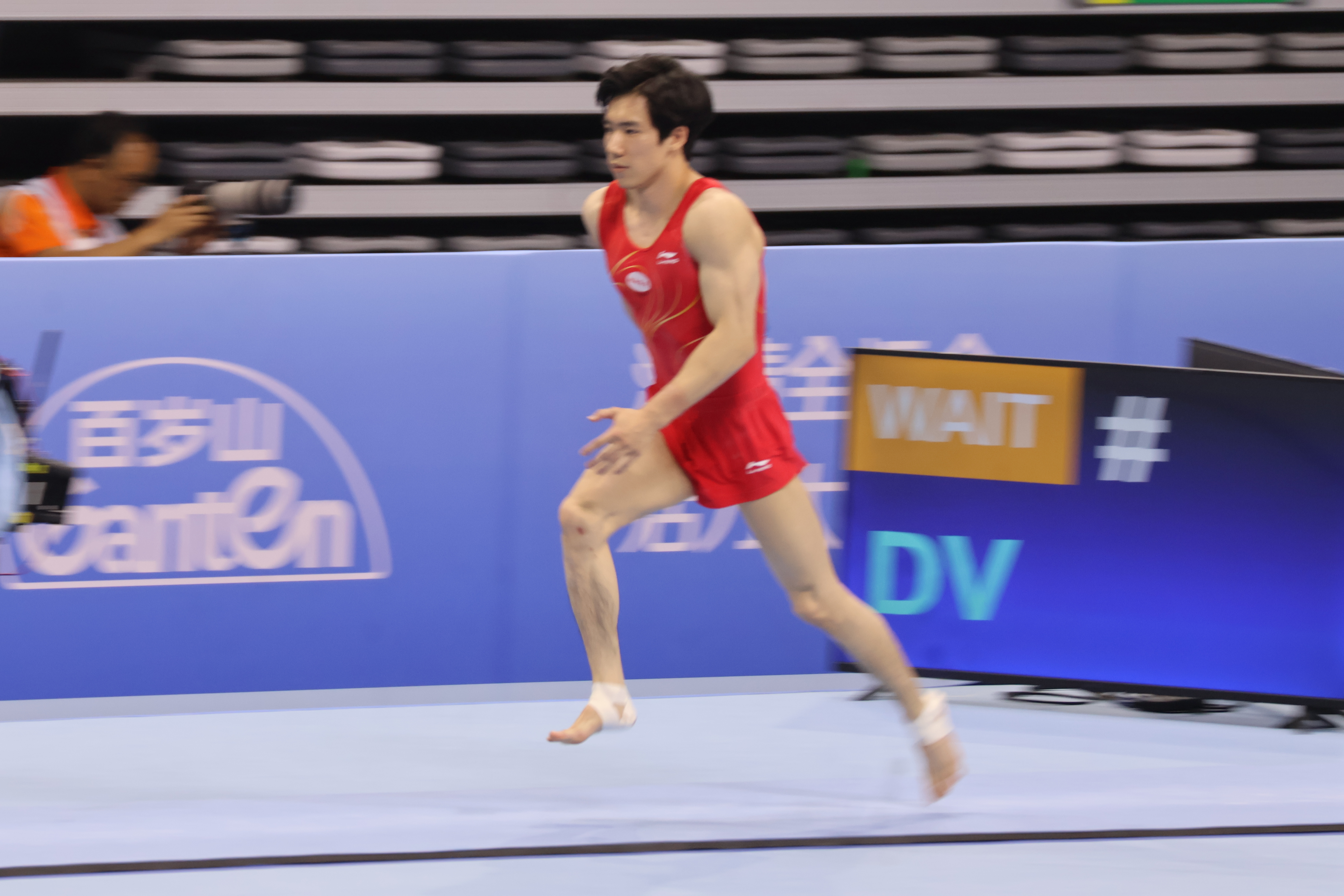 助跑时也非常会表情管理