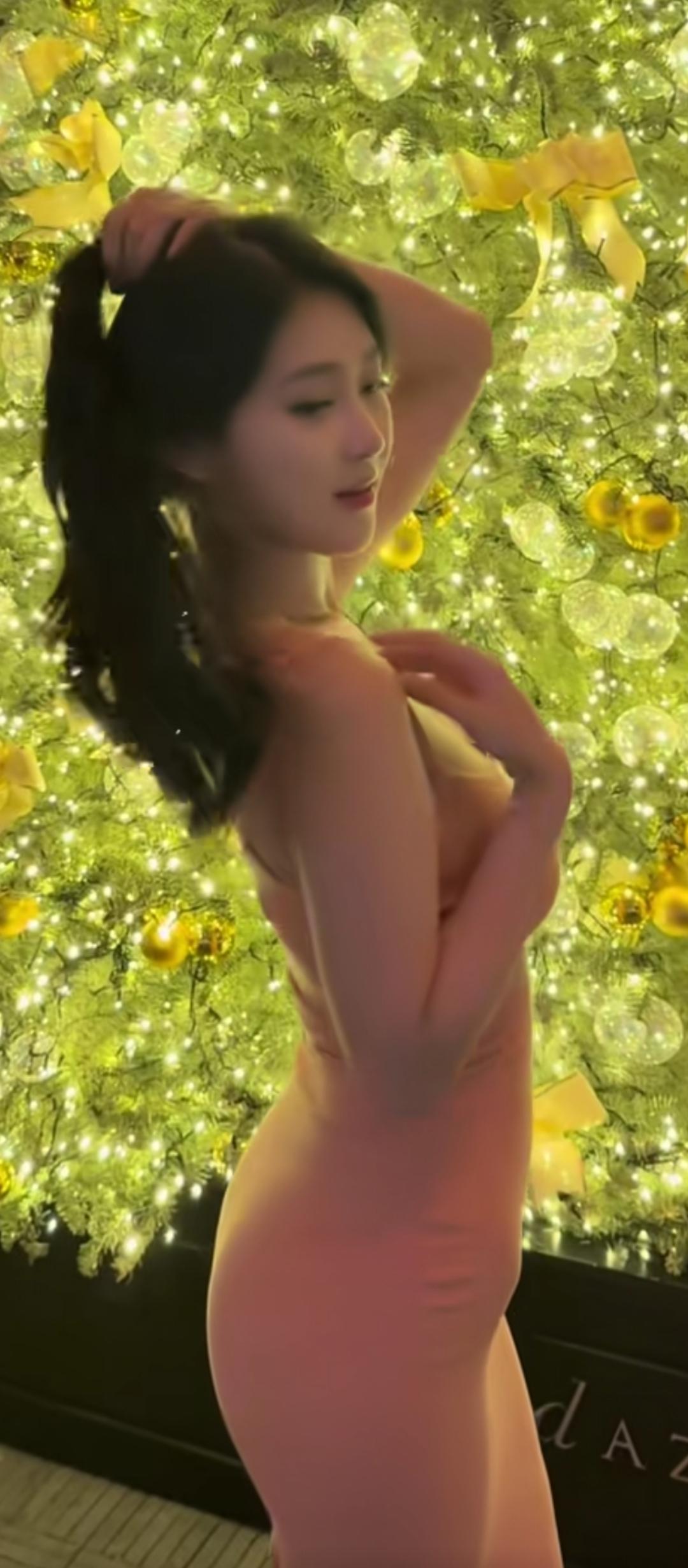 ✨梦幻圣诞夜，闪耀的灯光下，她优雅转身✨