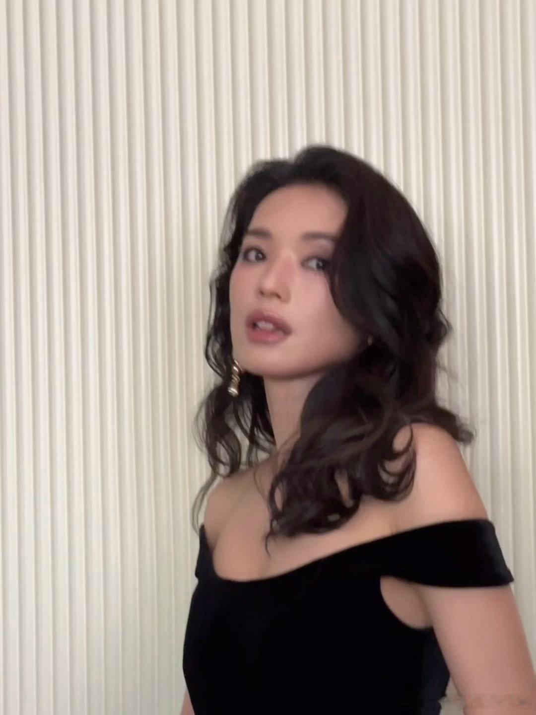 舒淇逆生长  无论是电影中的侠女形象，还是现代都市剧里的洒脱女性，舒淇总能用最真