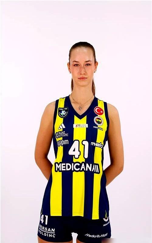 19岁，193cm，在豪门费内巴切坐了小半年冷板凳，这姑娘光速跑路了！

今年夏