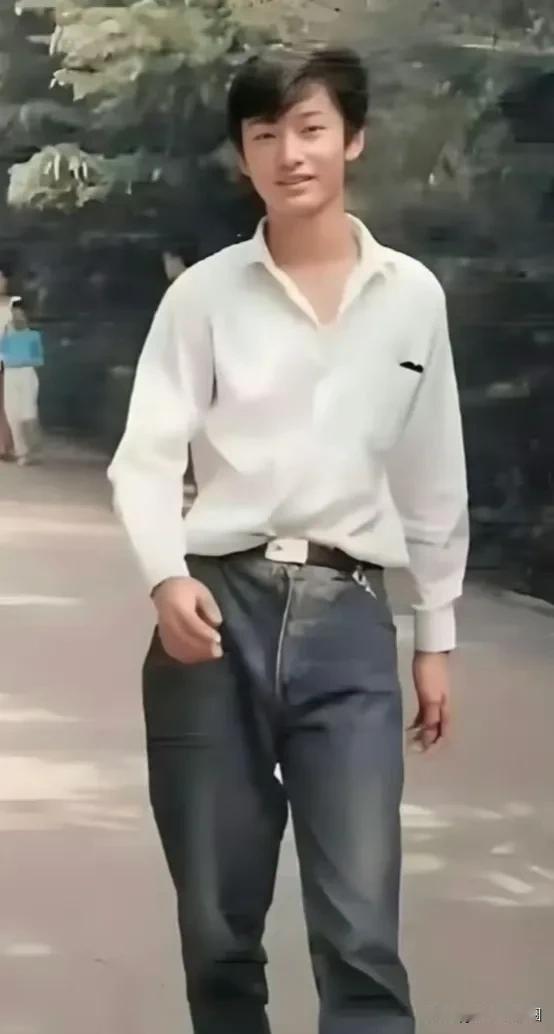 黄晓明上学时期也是妥妥的颜值担当啊，五官很英俊帅气。说个题外话，想不到“林仙儿”