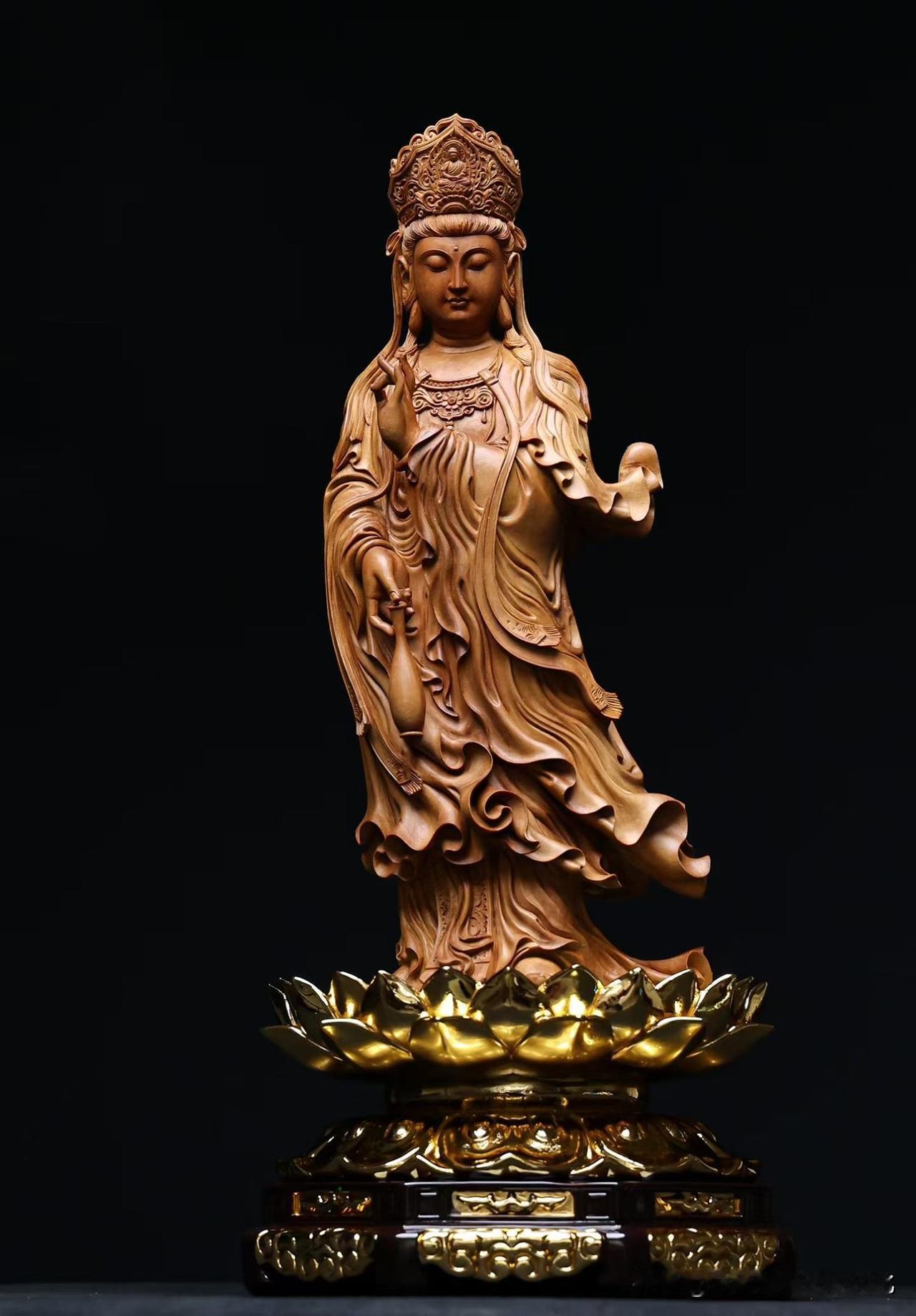 有些观音，是静止的庄严；
但有些，是“在动”的安静。

这尊老山檀「净瓶观音」，