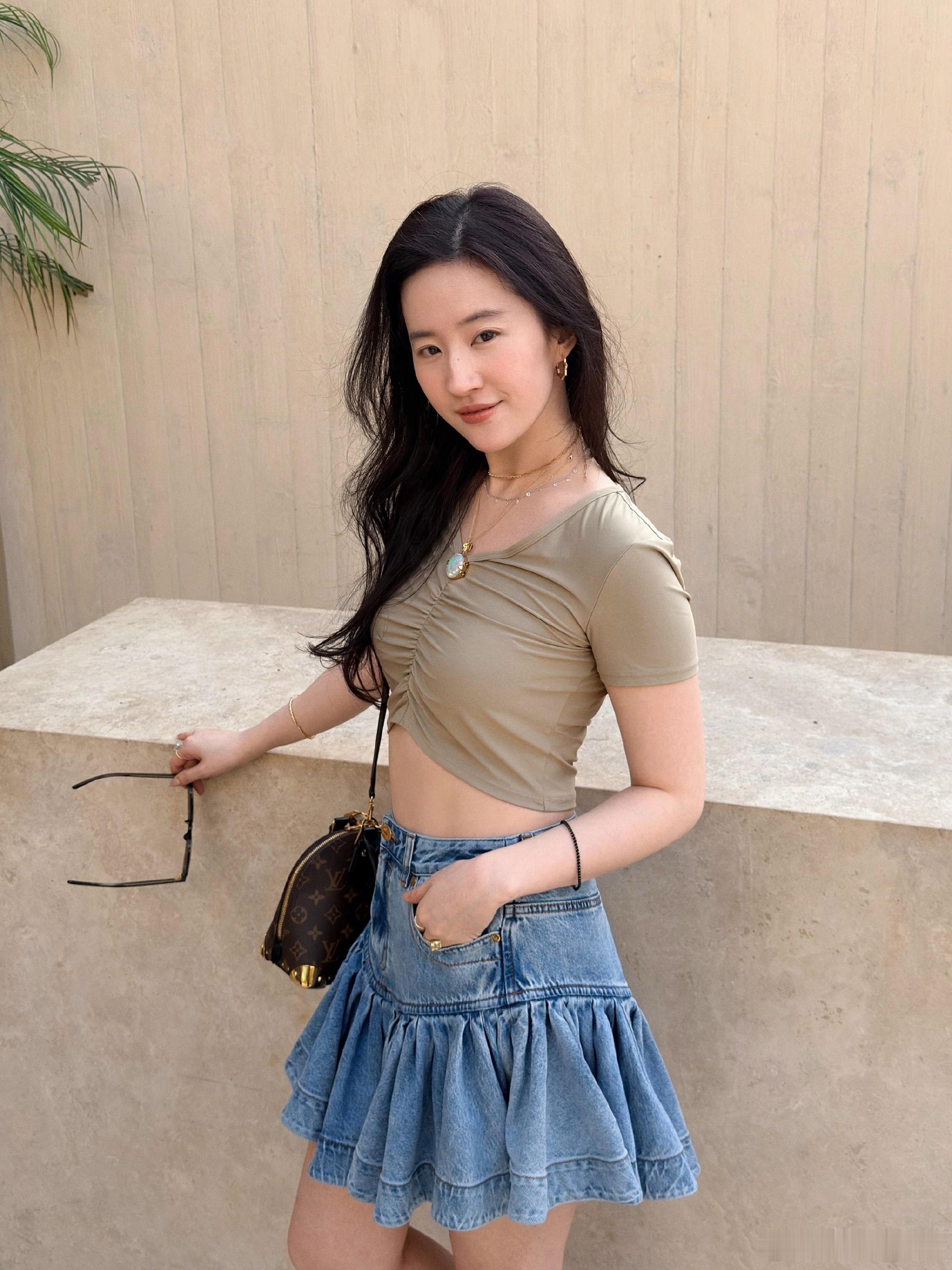 【刘亦菲阿布扎比撸🦉plog — 原图分享】 